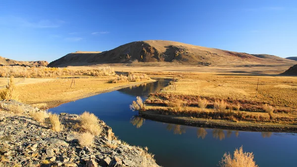 The river flowing at the site of Scenting Chu mountain steppes. — Stock Photo, Image