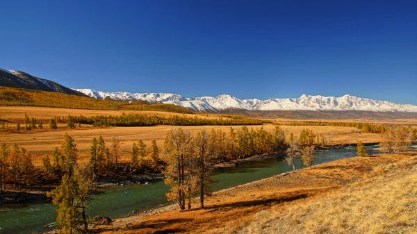 Río Hula, estepa KurayskaI y espina dorsal del norte de Huyskiy . Fotos De Stock