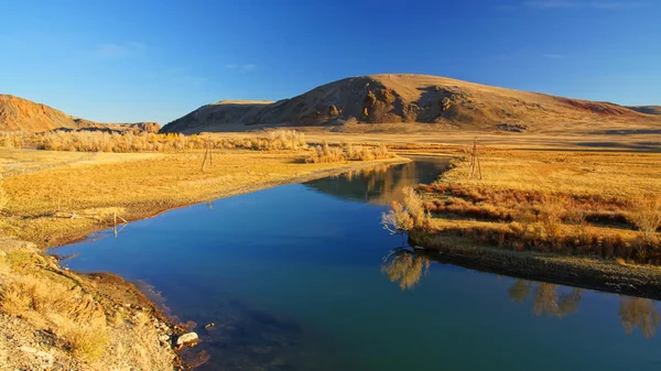 El río que fluye en el sitio de las estepas de montaña de Chu perfumado . Imágenes de stock libres de derechos