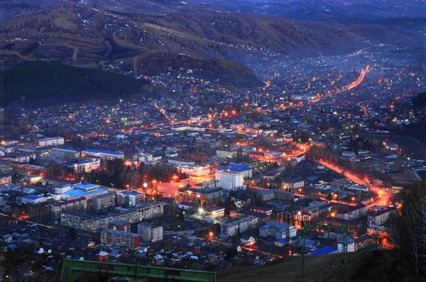 El tipo a la ciudad Gorno-Altaisk de la montaña Tugai, por la tarde después de la puesta del sol . — Foto de Stock