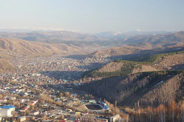 Staden gorno-altaisk (Flygfoto). — Stockfoto