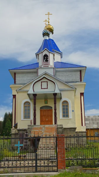 Una Iglesia Ortodoxa en el pueblo de Choi . — Foto de Stock