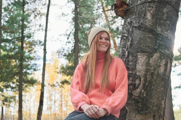 Young Red Haired Woman Wearing Orange Pullover Sitting Forest Tree — Stock Photo, Image