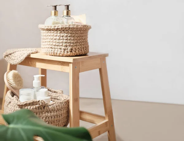 Einem Raum Stricken Sie Jutekörbe Mit Hygieneartikeln Auf Einem Hellen — Stockfoto