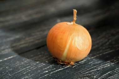 Kırsal ahşap bir masada soğan ampulü.