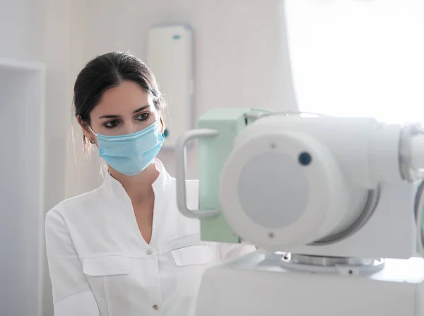 Klinika Radiologia Room Piękne Multiethnic Kobieta Dostosowując Ray Machine Nowoczesnym — Zdjęcie stockowe