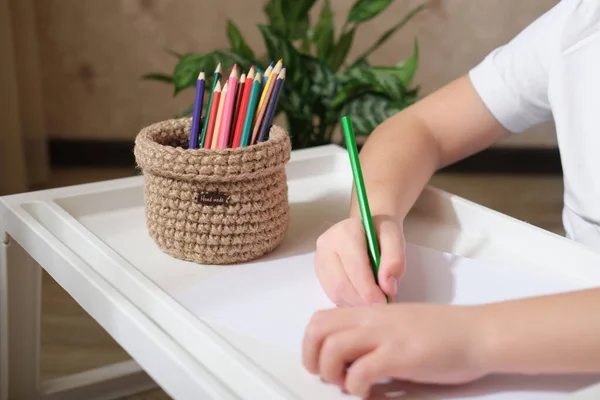Детские Руки Рисуют Цветными Карандашами Плетеной Корзиной Хранения Канцтоваров Корзина — стоковое фото