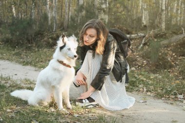 Genç bir kadın köpeğiyle konuşuyor. Güzel kadın ve laykası. Evcil hayvanlar ve arkadaşlık, yürümek ve birlikte zaman geçirmek. Akıllı ve zeki köpek.