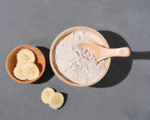 Grünes Bananenmehl Holzschale Und Scheiben Geschnittene Banane Alternative Mehl Glutenfrei — Stockfoto