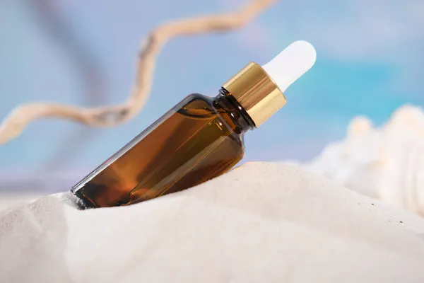 Minyak Esensial Atau Serum Dalam Botol Kaca Amber Pada Beash — Stok Foto