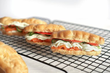 Taze pişmiş abur cubur, krem peynirli profiteroller, salatalık ve füme somon balığı. Lezzetli aperatif, tatil yemeği, hafta sonu menüsü..