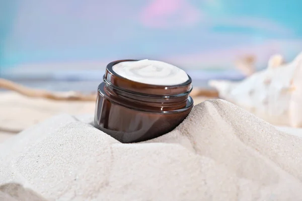 Gesichtscreme Bernsteinglas Einem Sandstrand Sommer Gesichtspflege Und Schutz Für Empfindliche — Stockfoto