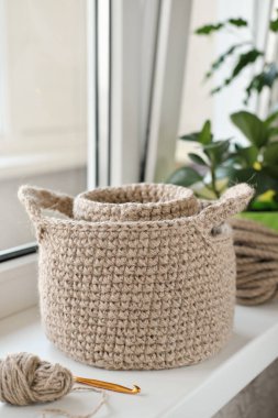Pencere pervazında hasır sepetler. Samimi hygge ev usulü. Sonbahar sonbahar mevsimi konsepti. Çağdaş ve otantik ev dekoru kavramı. İskandinav iç mimarisi