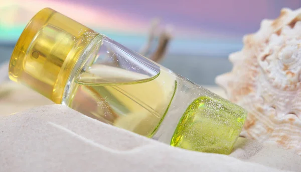 Sebotol Parfum Kuning Terang Pantai Berpasir Sebelah Musiman Wewangian Musim — Stok Foto