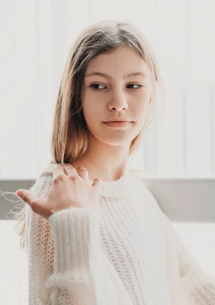 Portrait Teenager Girl Wearing White Winter Pullover Touching Her Shoulder — Stock Photo, Image