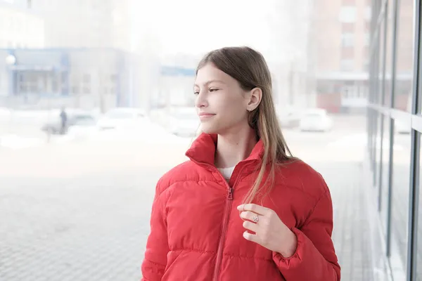 Krásná Dospívající Dívka Červené Bundě Procházky Městě Těší Pěkné Počasí — Stock fotografie