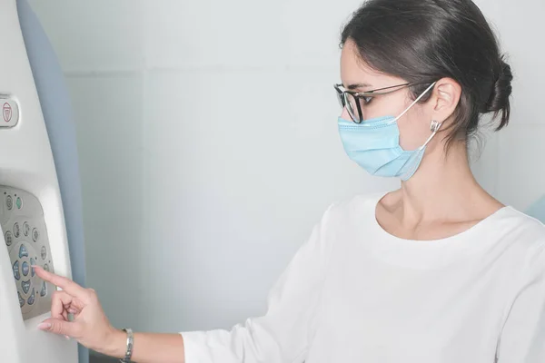 Kobieta Radiolog Lekarz Dostosowując Tomografii Komputerowej Skanera Zrobić Test Technik — Zdjęcie stockowe