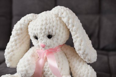 Uzun kirpikleri ve boynunda pembe kurdelesi olan beyaz örülü bir tavşan. Bebeğin ilk arkadaşı. El yapımı çocuk oyuncakları. Hobi olarak örgü örüyorum.