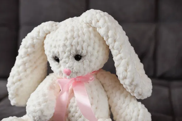 Белый Вязаный Кролик Длинными Ресницами Розовой Лентой Шее Малыш Первый — стоковое фото