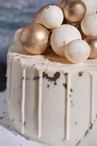 用金球装饰的结婚蛋糕 奢华装饰蛋糕周年纪念日 生日庆祝理念 节庆甜点 — 图库照片