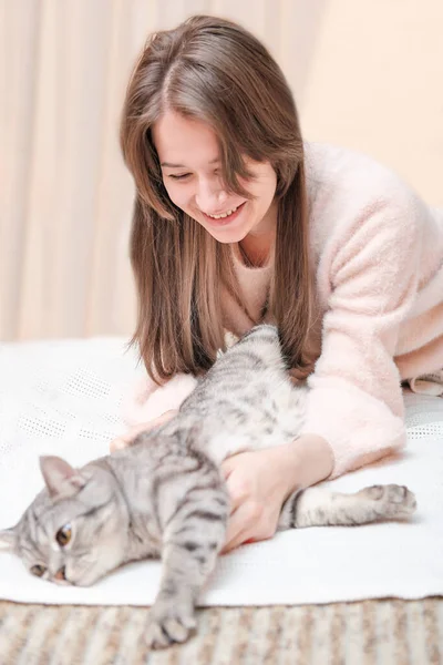 Jovem Mulher Brincando Com Seu Gato Mesa Deitado Uma Cama — Fotografia de Stock