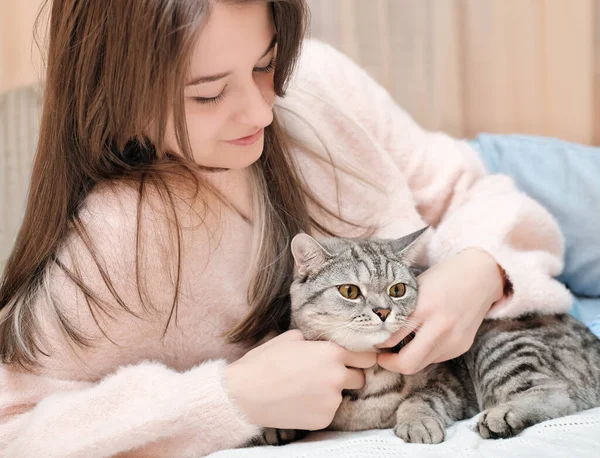 Jeune Femme Aux Cheveux Longs Couchée Sur Lit Chat Gris — Photo