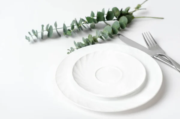Cenário Mesa Elegante Primavera Conceito Menu Restaurante Rústico Pratos Brancos — Fotografia de Stock