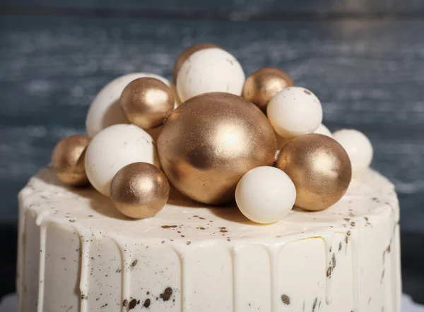 Wedding cake decorated with golden balls. Luxury decorated cake for anniversary, birthday Celebration concept, Festive dessert. close up — 图库照片