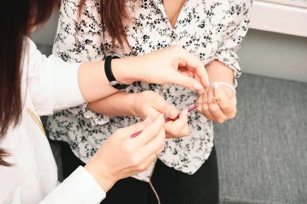 Kvinna Som Lär Hur Man Stickar Med Virkad Och Jute — Stockfoto