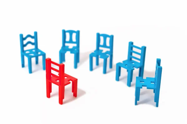 Concepto de coaching. grupo de sillas azules y una silla roja frente a ellas aisladas. Sesión de terapia de grupo. — Foto de Stock