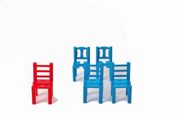 Jedna Červená Židle Stojí Před Skupinou Modrých Židlí Rozdíl Osamělost — Stock fotografie
