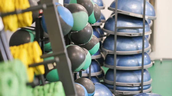 Ballen Halters Balanceringsplatforms Een Fitnessruimte Sportuitrusting Naast Een Muur Een — Stockfoto
