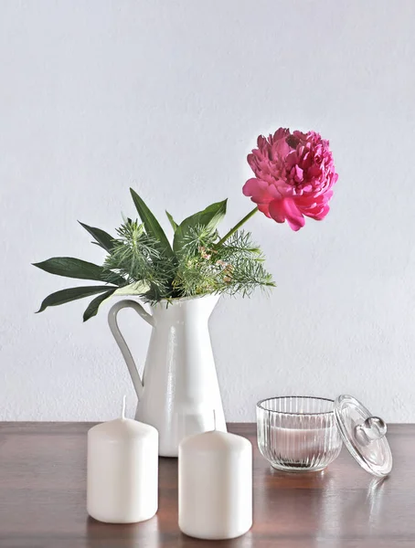 Вертикальный стиль интерьера розовый пионский цветок со свечами на деревенском деревянном столе. уютный дом концепции. утренний свет. весенние цветы, выращенные в саду. — стоковое фото