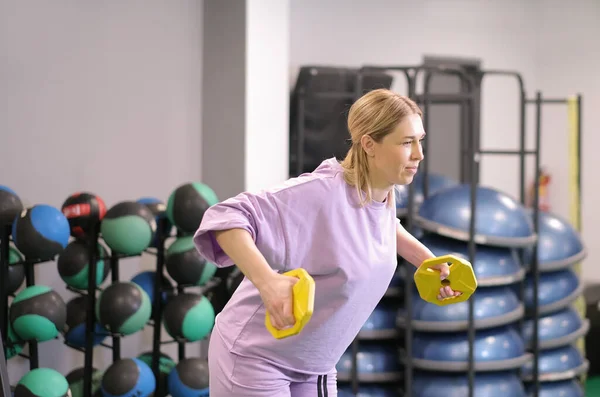 Spor Salonunda Kol Trisepsleri Çalıştırmak Için Hafif Diskler Tutan Bir — Stok fotoğraf