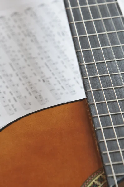 Gitara akustyczna z tabulatury — Zdjęcie stockowe