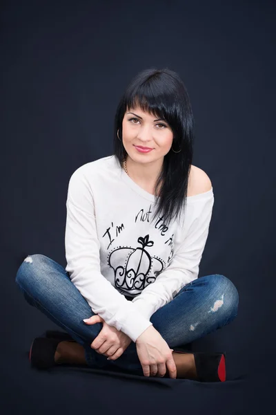 Mooie brunett vrouw in witte shirt en spijkerbroek. casual stijl — Stockfoto