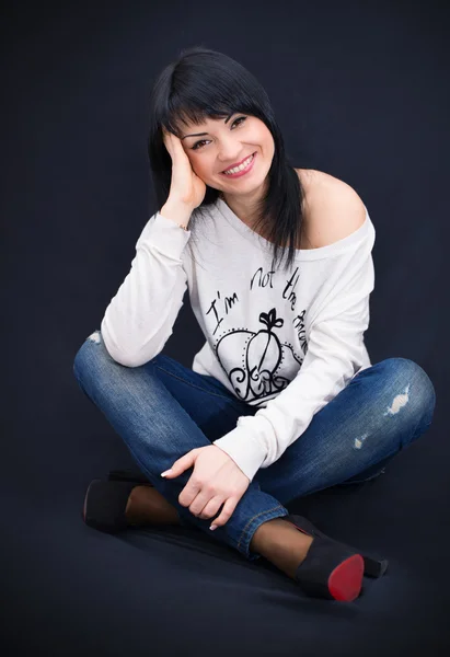 Mooie brunett vrouw in witte shirt en spijkerbroek. casual stijl — Stockfoto