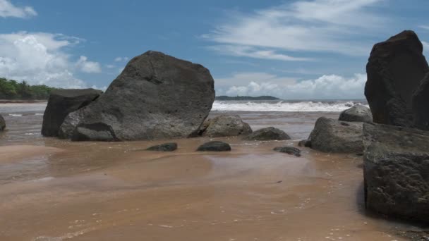 Onde Che Dirigono Verso Spiaggia Che Incontra Laguna Axim Ghana — Video Stock