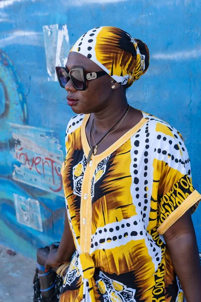 Afrikanerin Buntem Anzug Und Kopfbedeckung Steht Einem Hinterhof Accra Westafrika — Stockfoto