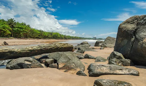 海と岩とビーチの景色とラグーンがアクシム ガーナ西アフリカの海と出会う場所 — ストック写真