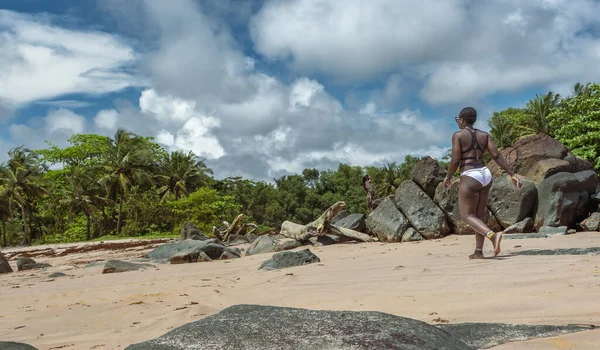 Αφρικανική Γυναίκα Περπατά Μια Άδεια Παραλία Ενάντια Στη Ζούγκλα Στο — Φωτογραφία Αρχείου