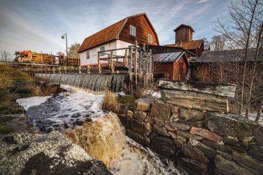 Endüstriyel hidroelektrik için eski güç kaynağı ve arılar için keresteli bir kamyon endüstri için zamanlayıcı. Nükleer enerji santralleriyle aynı bölgede yeni teknolojinin standardı bu. Forsmark İsveç 2021 Kasım