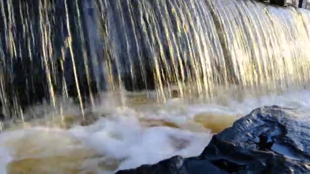 Biegnący Wodospad Starego Młyna Gdy Zachodzie Słońca Woda Zmienia Kolor — Wideo stockowe