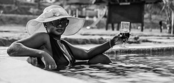 Mulheres Africanas Com Chapéus Sentados Desfrutando Copo Vinho Piscina — Fotografia de Stock