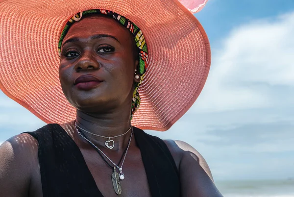 アフリカの女性はビーチで夏の帽子と太陽の下で座っている この写真は アクシム ガーナ西アフリカ2021で撮影されました — ストック写真