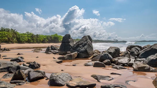 Boulder Neri Scuri Distesi Una Spiaggia Dopo Costa Axim Ghana — Foto Stock