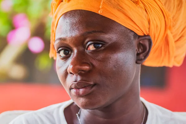 Afrikanerin Mit Orangefarbener Kopfbedeckung Blickt Die Kamera Foto Aufgenommen Ghana — Stockfoto
