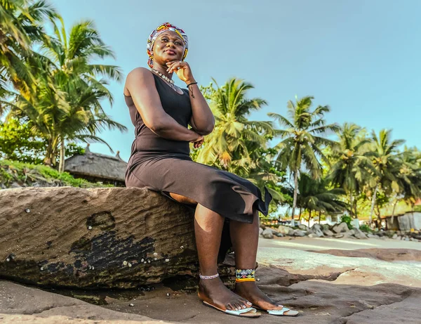 African Woman Headdress Sitting Rock Tropical Beach Takoradi Ghana West Obrazy Stockowe bez tantiem