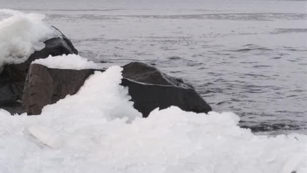 1月の間に海岸に雪と小さな波が吹くスウェーデンのバルト海 — ストック動画