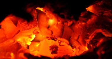 Çok yüksek ısıya ulaşmış parlayan bir odun.